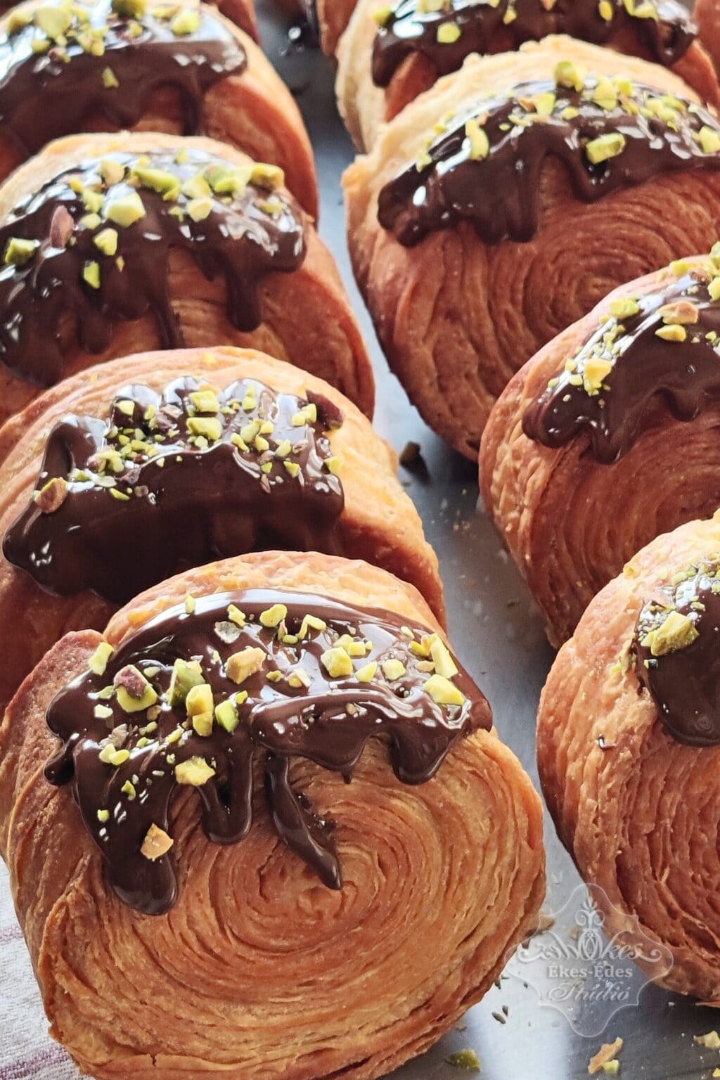Csokoládés New York tekercs péksütemények, pisztáciával díszítve – Ékes-Édes Stúdió, francia cukrászati péksütemények tanfolyam