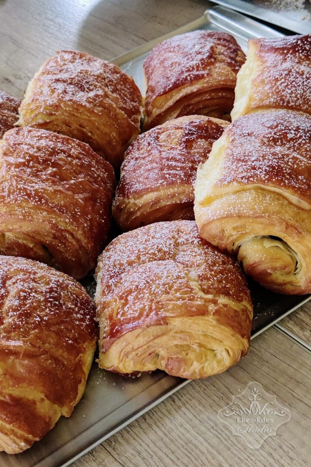 Finom, friss croissantok, porhanyós tésztával, édes töltelékkel - – Ékes-Édes Stúdió, Francia péksütemények tanfolyam