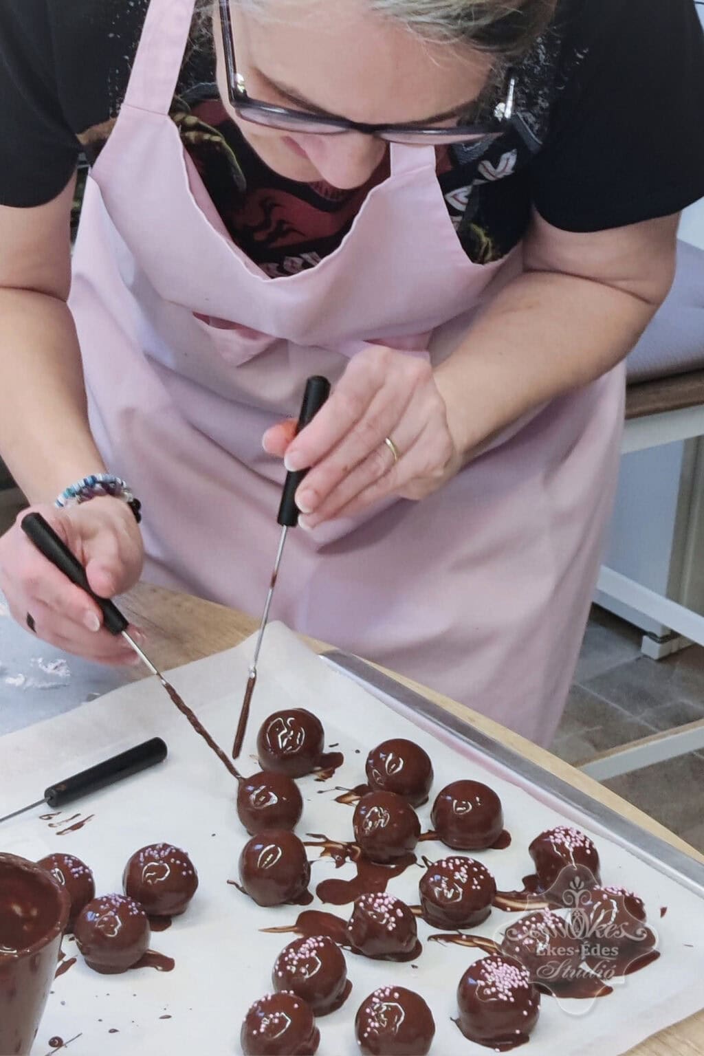 Málnás gömb alakú pillecukor csókok mártása csokoládéba.