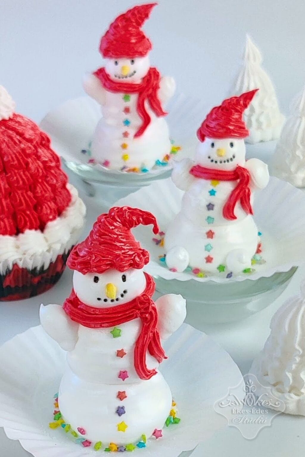 Hóember figurák pillecukorból színes cukorkákkal kiegészítve karácsonyi dekoráció, gyerekeknek mikulás csomagba való édesség, ünnepi hangulat.
