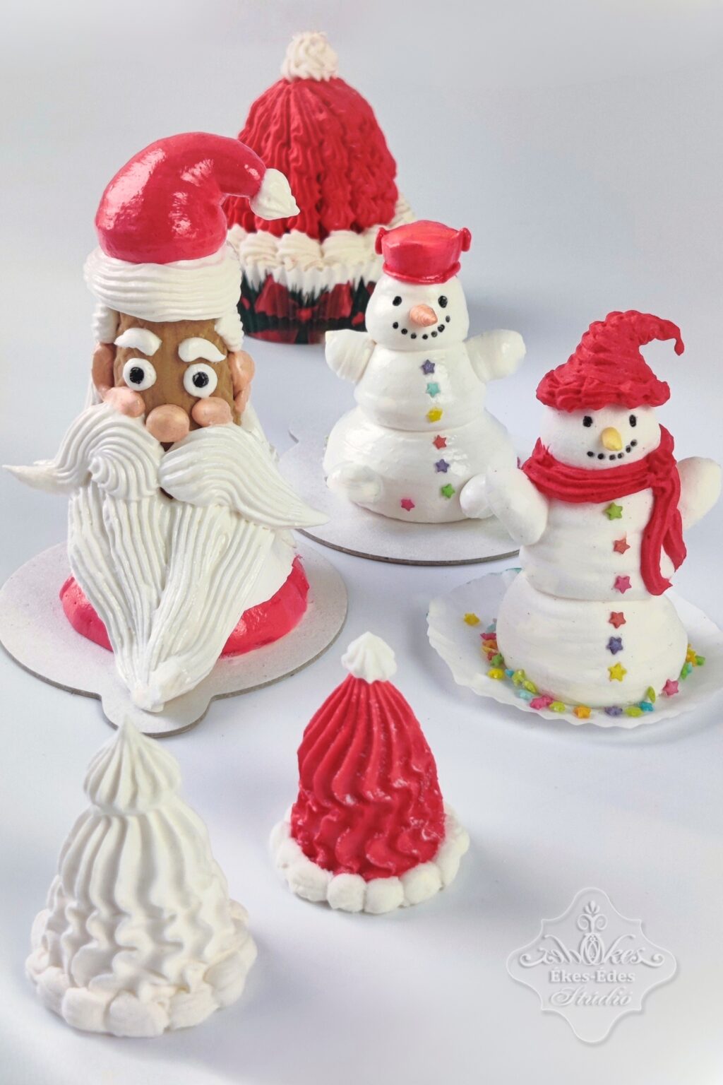 Karácsonyi pillecukor finomságok, hóemberek és kötött sapkák, és Mikulás fej fagylalt tölcsérből.