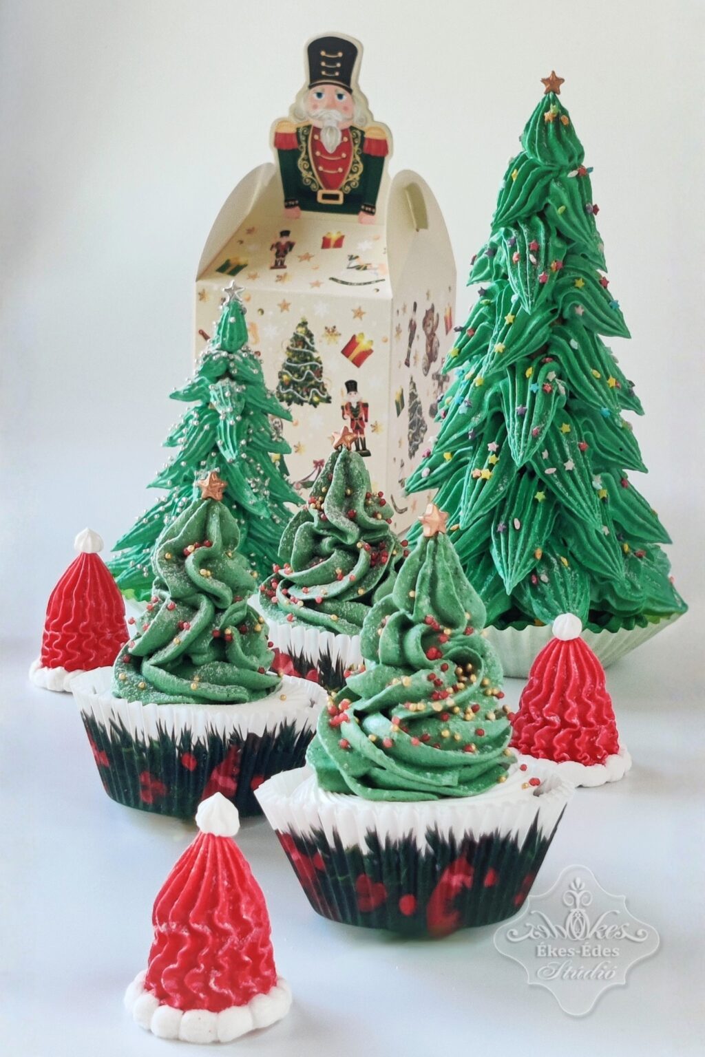 Ékes-Édes karácsonyfa és fenyő alakú pillecukor dekoratív finomságok, tökéletes ajándékok és díszek az ünnepi hangulathoz.