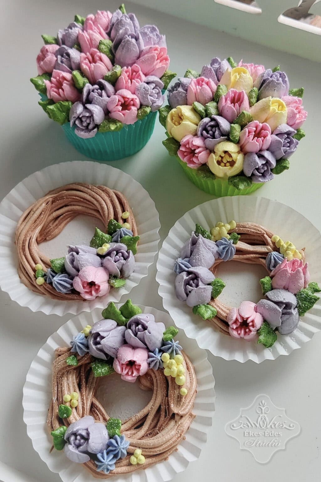 Ékes-Édes Stúdió virágos pillecukor dekorációk, mini orosz tulipáncsővel készült csokrocska és virágos koszorúcska tökéletes tavaszi ajándékok és meglepetések.