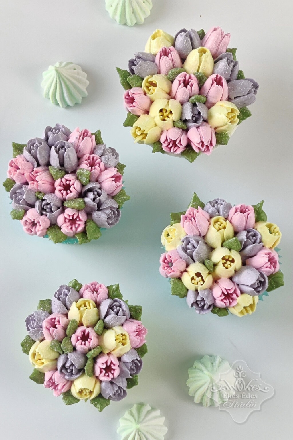 Mini orosz tulipáncsővel készült pillecukor csokrocskák felülnézetből fotózva.