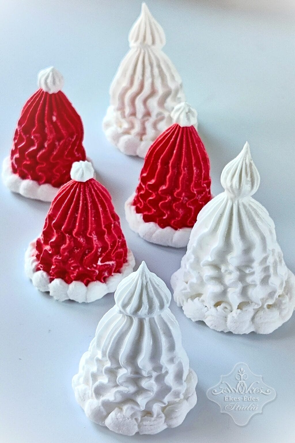 Pillecukor falatnyi kötött téli sapka formában, piros és fehér színben, ideális karácsonyi ajándékba, vagy dekorációnak is.