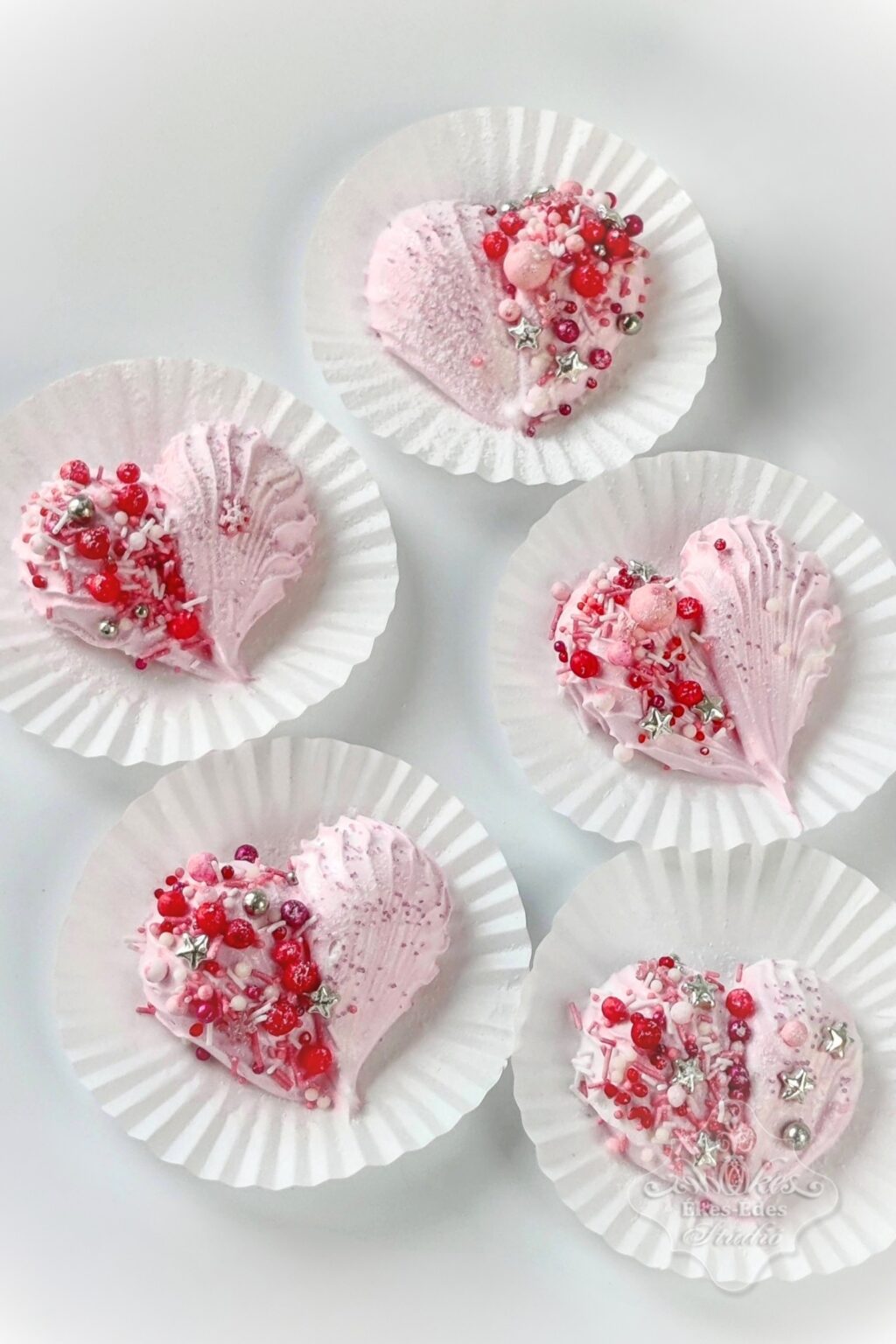 Szív alakú pillecukor, díszített cukorkákkal és színes díszítőelemekkel, tökéletes ünnepi dekoráció, vagy apró kedvesség lehet.