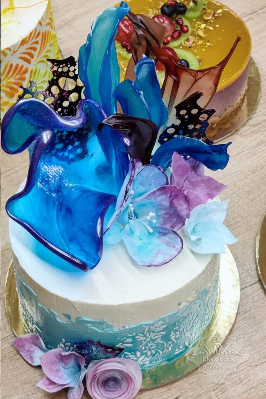 Dekoratív mentes torta az Ékes-Édes Stúdióban, színes és elegáns díszítéssel.