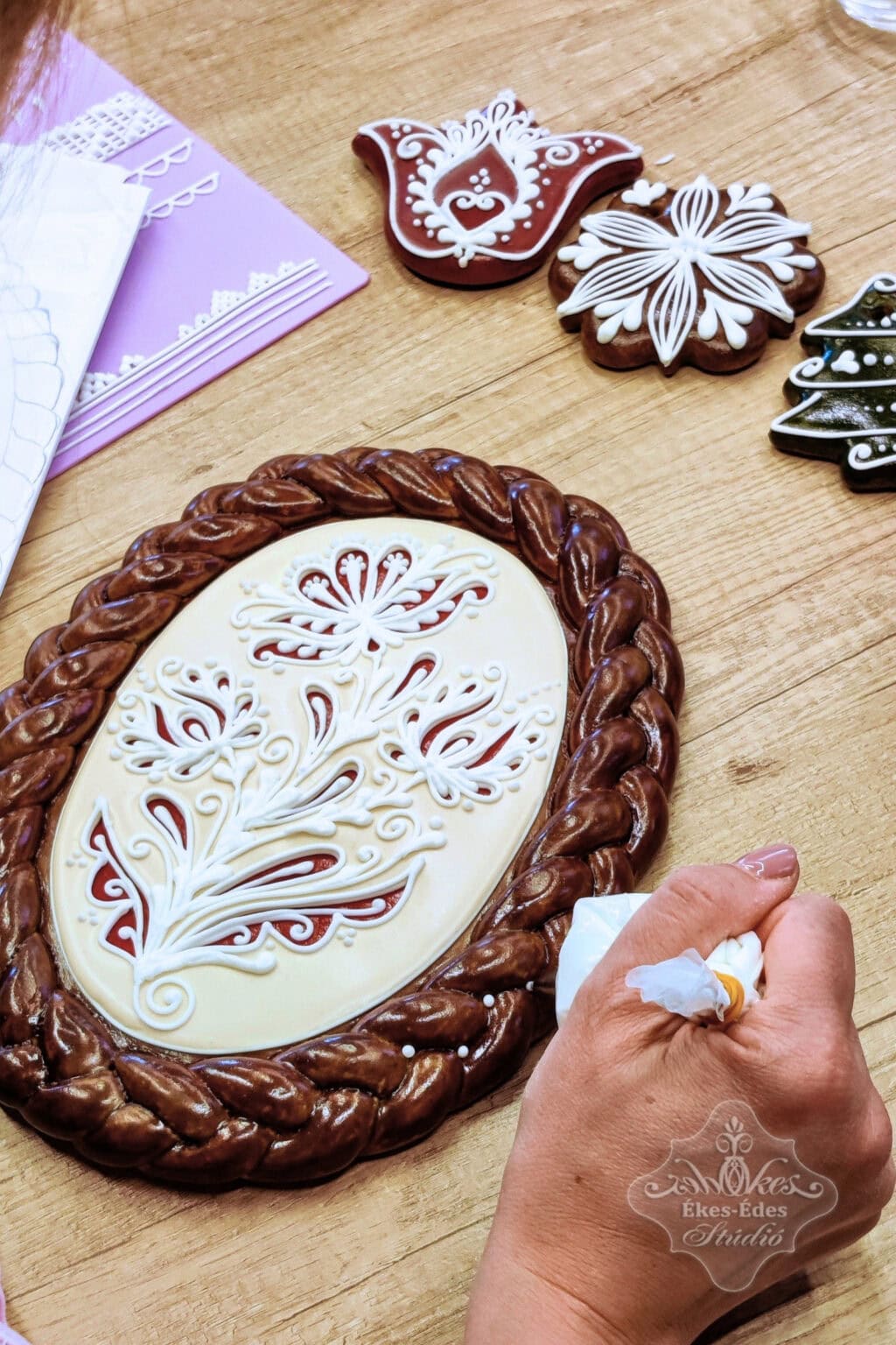 Ékes-Édes Stúdió mézeskalács magyaros stílusú virággal gazdagon írókázott mézeskalács a díszítési folyamat vége felé.