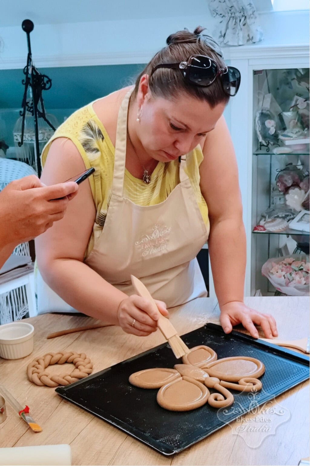 resztvevo-nyers-tesztat-ken-sutes-elott-mezeskalcs-tanfolyamon