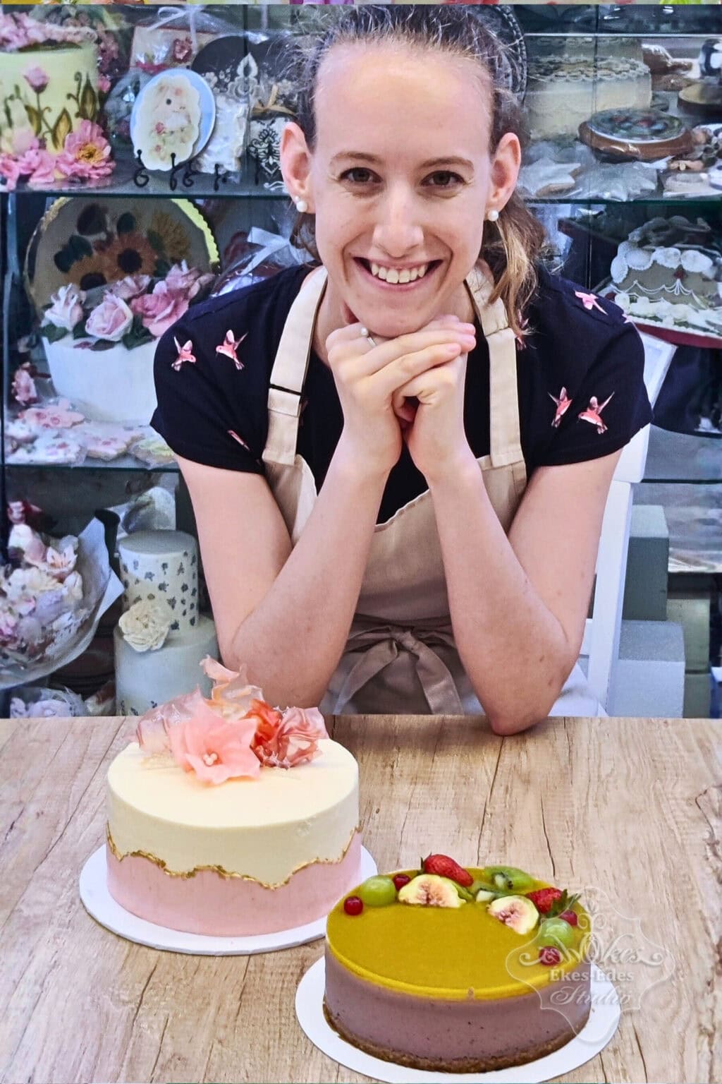 Két szép színes tortájával egy résztvevő portréja a tanfolyam végén – Ékes-Édes Stúdió, mentes cukrászat tanfolyam