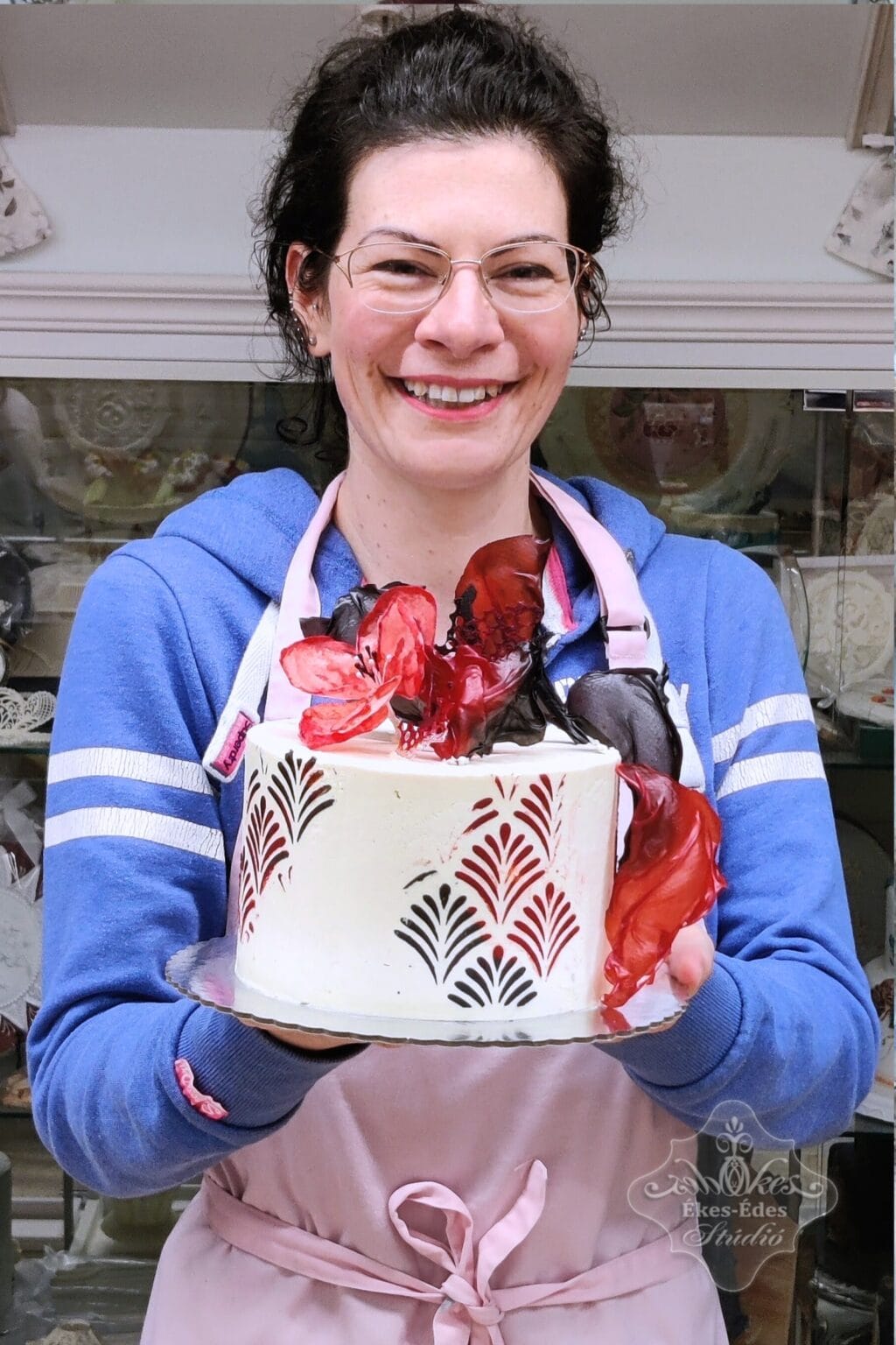 Elkészült a szépséges mentes torta, a tanuló mutatja nagy örömmel – Ékes-Édes Stúdió, mentes cukrászat tanfolyam.