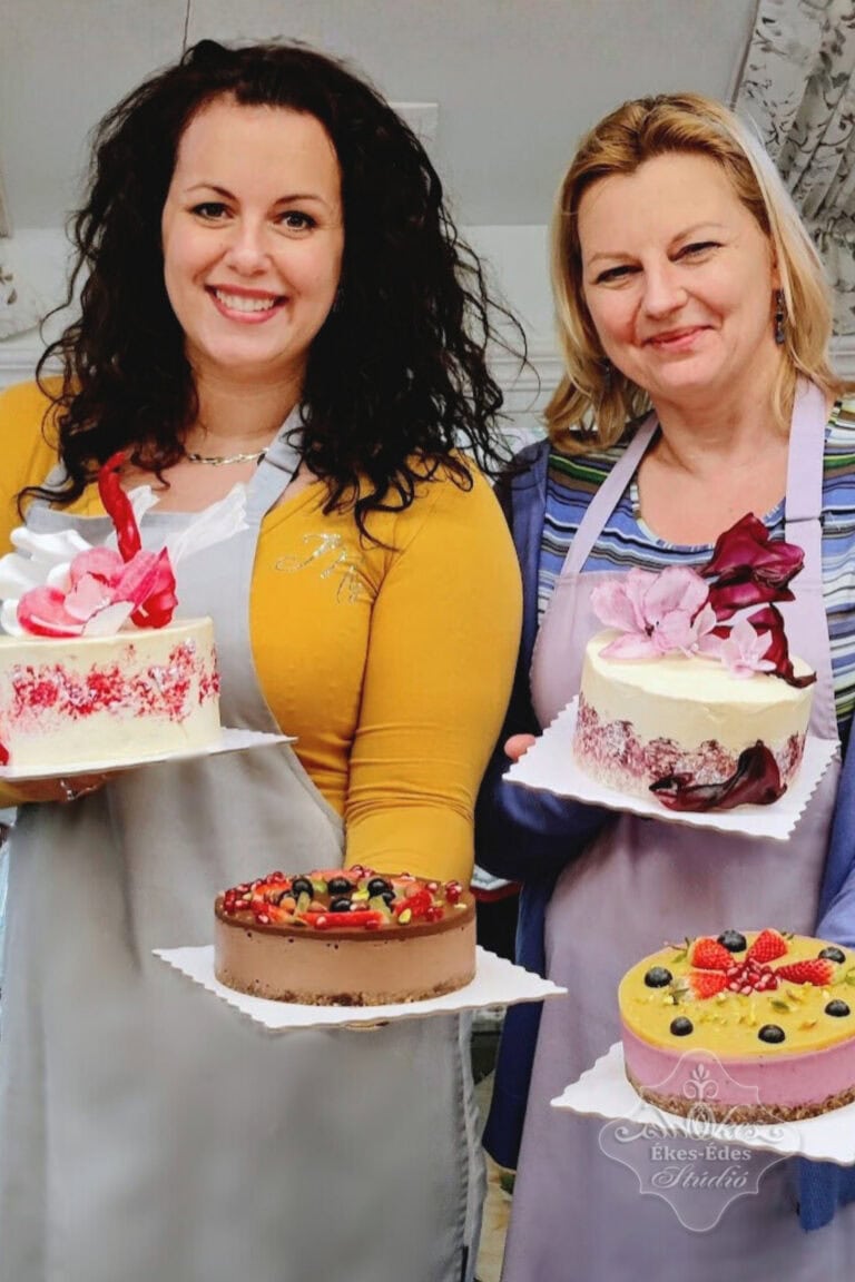 Két résztvevő a stúdióban, mindkettő boldogan tartja a tortáit, melyek között különleges mentes desszertek is találhatók – Ékes-Édes Stúdió, mentes cukrászat tanfolyam