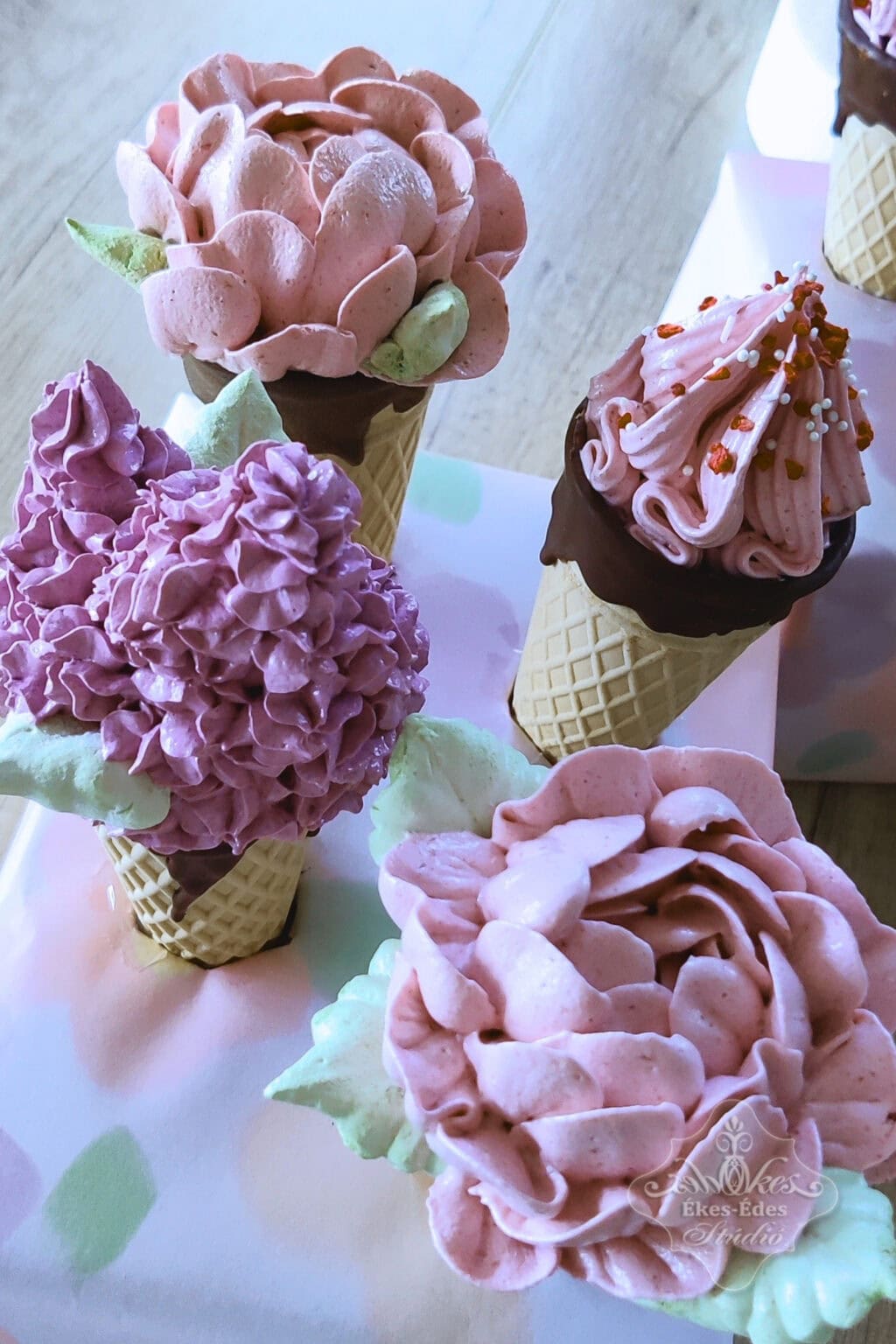 Ékes-Édes Stúdió tavaszi pillecukor tanfolyamán fagylalttölcséres pillecukor rózsák és orgonák, kreatív és látványos finomság és remek ajándék.