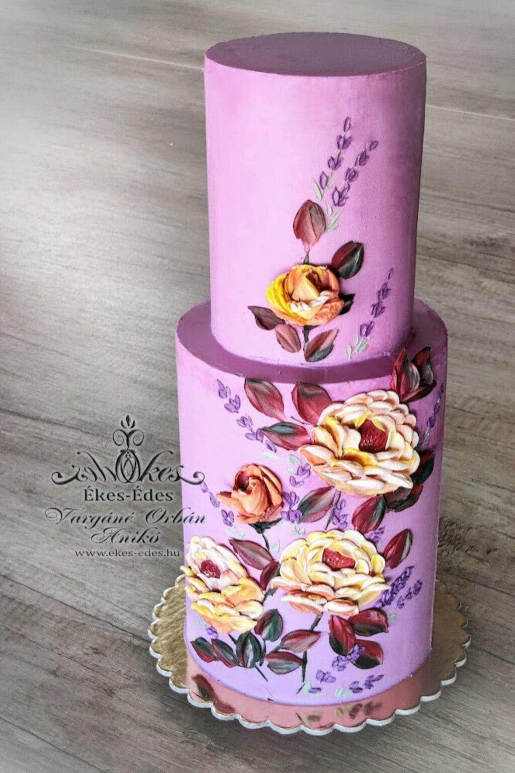 Színezett fehér csokoládéból készült 3D tortadekoráció késsel festett rózsákkal, kézműves cukrászati műalkotás bemutató torta – Ékes-Édes Stúdió, tortadíszítő tanfolyam