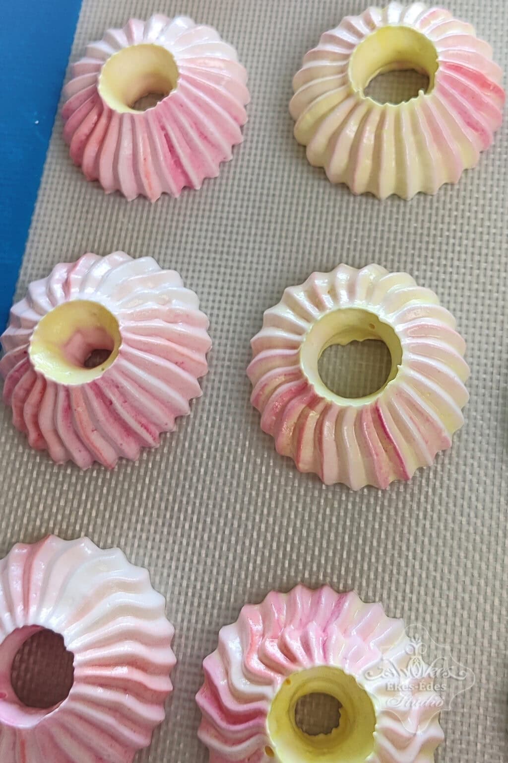 Ékes-Édes Stúdió tanfolyamán résztvevők által készített színes pillecukor karikák szultán csővel készültek finom és látványos édesség.