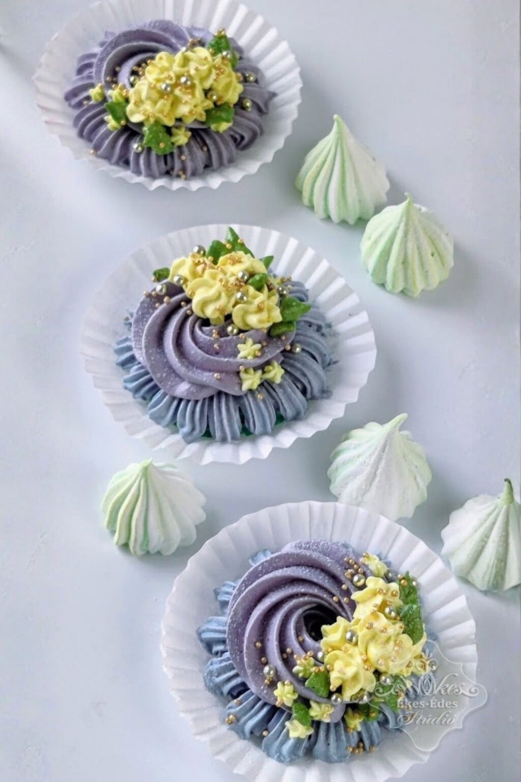 Részletgazdag, színes, kreatív koszorúcskák többféle díszítőcső használatával készültek.