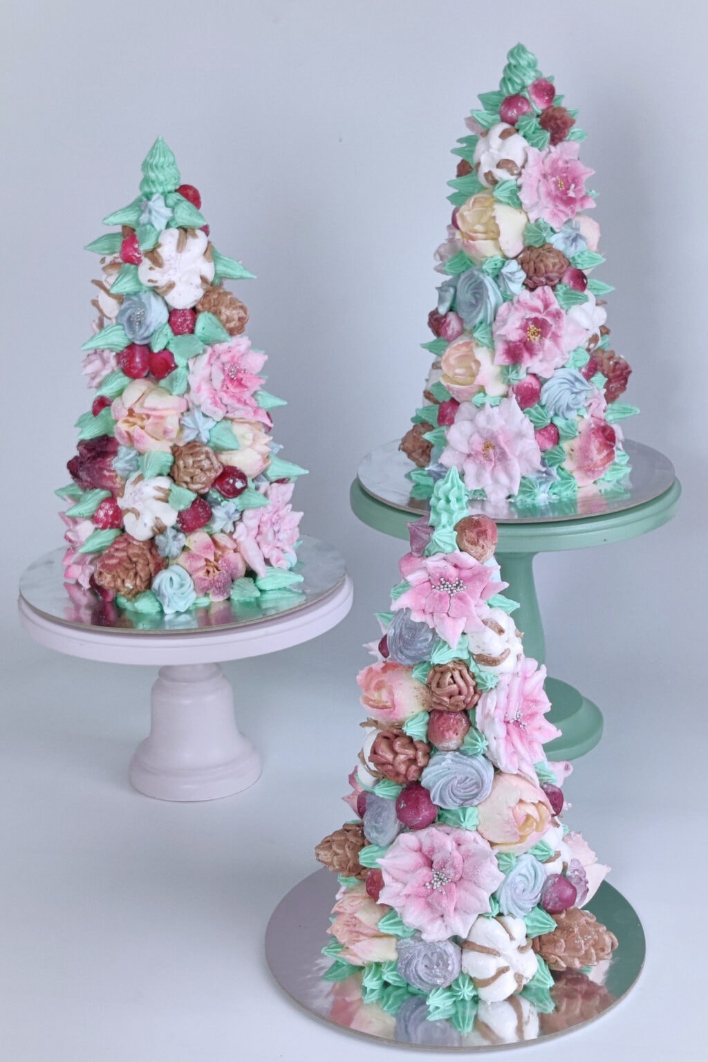 Adventi témájú pillecukrokból épített karácsonyfa, látványos asztaldísz és finom csemege egyben.