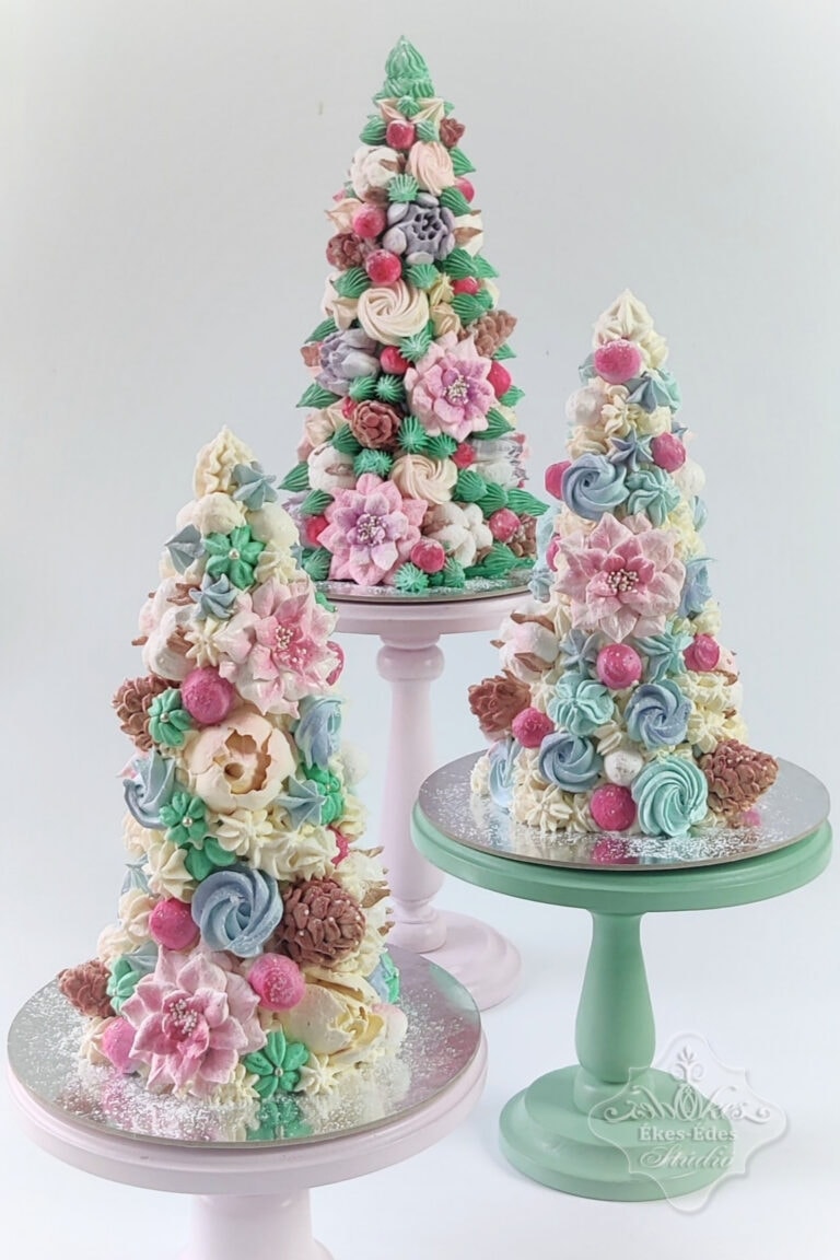 Ékes-Édes Stúdió karácsonyi pillecukorral díszített fenyőfák, színes, illatos és édes megjelenésű ajándékok, ami ünnepi dekoráció is lehet.
