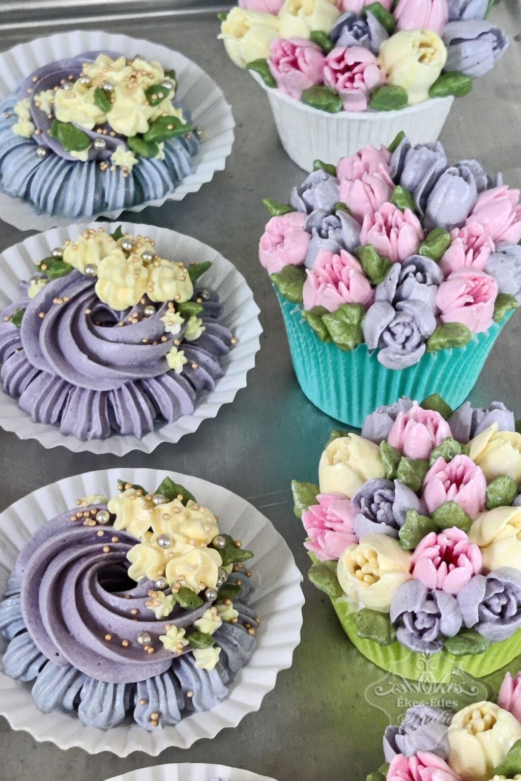 Virágos cupcake dekoráció pillecukorból, színes és elegáns, tökéletes esküvői vagy különleges alkalmakra.