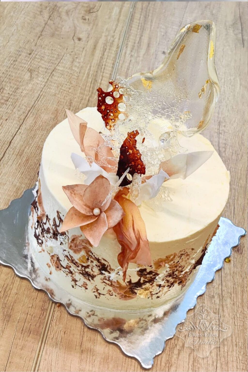 Elegáns mentes torta ostya virágokkal és izomalt díszekkel az Ékes-Édes Stúdió, mentes cukrászat tanfolyamon.