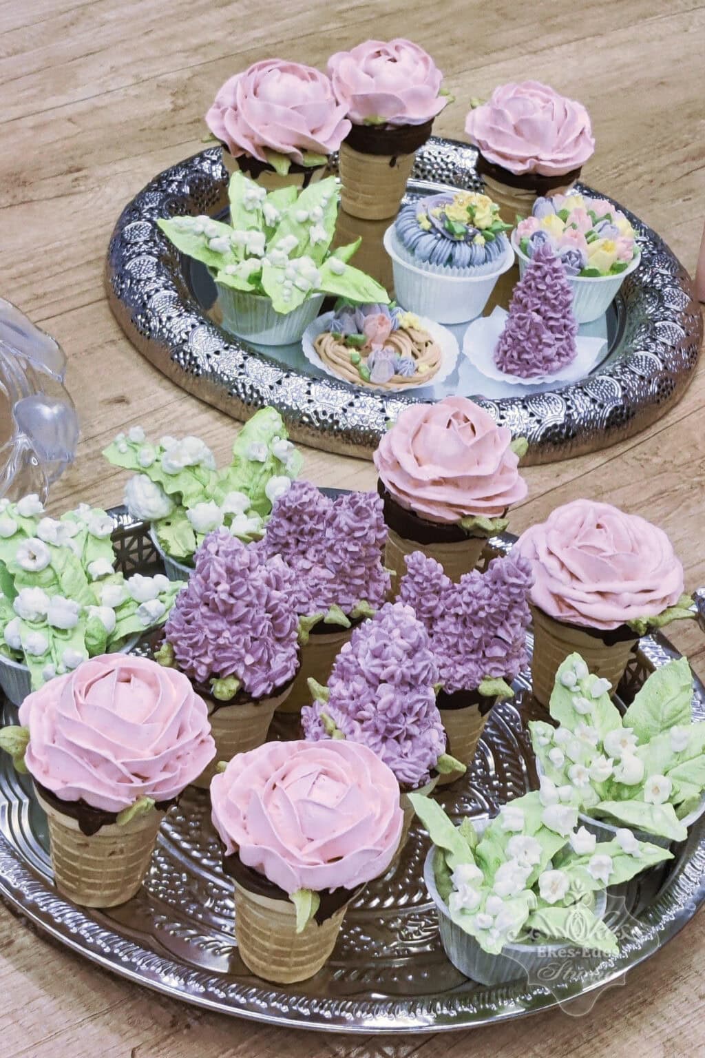 Pillecukor tanfolyamon készült tölcséres virágok, gyöngyvirág, kreatív, színes koszorúcskák a tanfolyamon készült termékek sora.