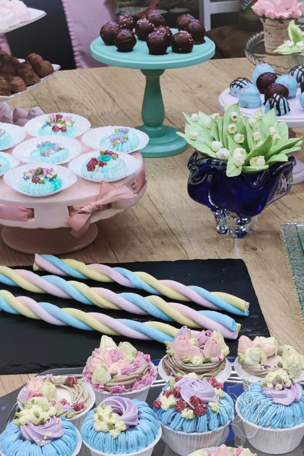 Ékes-Édes Stúdió tavaszi pillecukor tanfolyama végén az asztalon felsorakoztatott elkészült formagazdag, színes pillecukor csemegék.