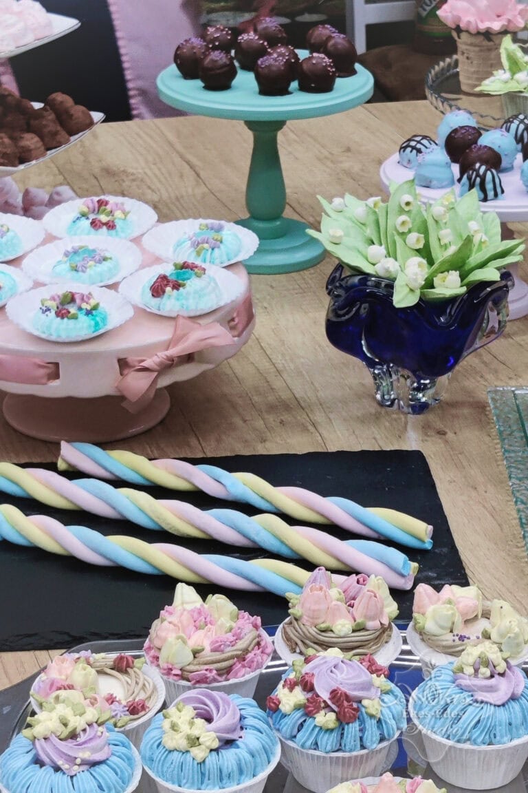 Ékes-Édes Stúdió tavaszi pillecukor tanfolyama végén az asztalon felsorakoztatott elkészült formagazdag, színes pillecukor csemegék.