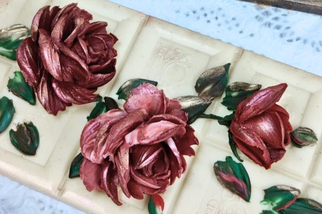 Tortadíszítés technika késsel festve és csokoládéval, részletes virág dekoráció alkalmazása csokoládétáblán – Ékes-Édes Stúdió, tortadíszítő tanfolyam