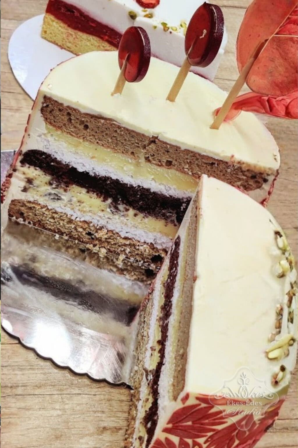 Többrétegű mentes torta felvágva, közelről így látszik a belső szerkezete – Ékes-Édes Stúdió, mentes cukrászat tanfolyam.