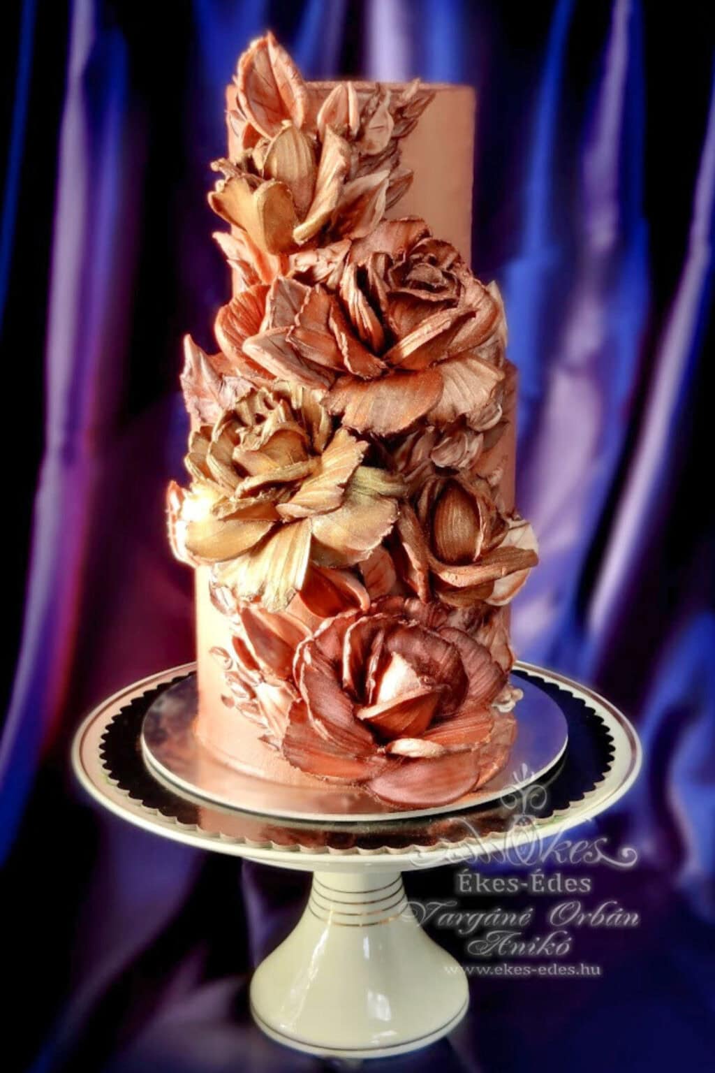 Csokoládéval kézzel festett 3D rózsák elegáns emeletes tortán – Ékes-Édes Stúdió, tortadíszítő tanfolyam