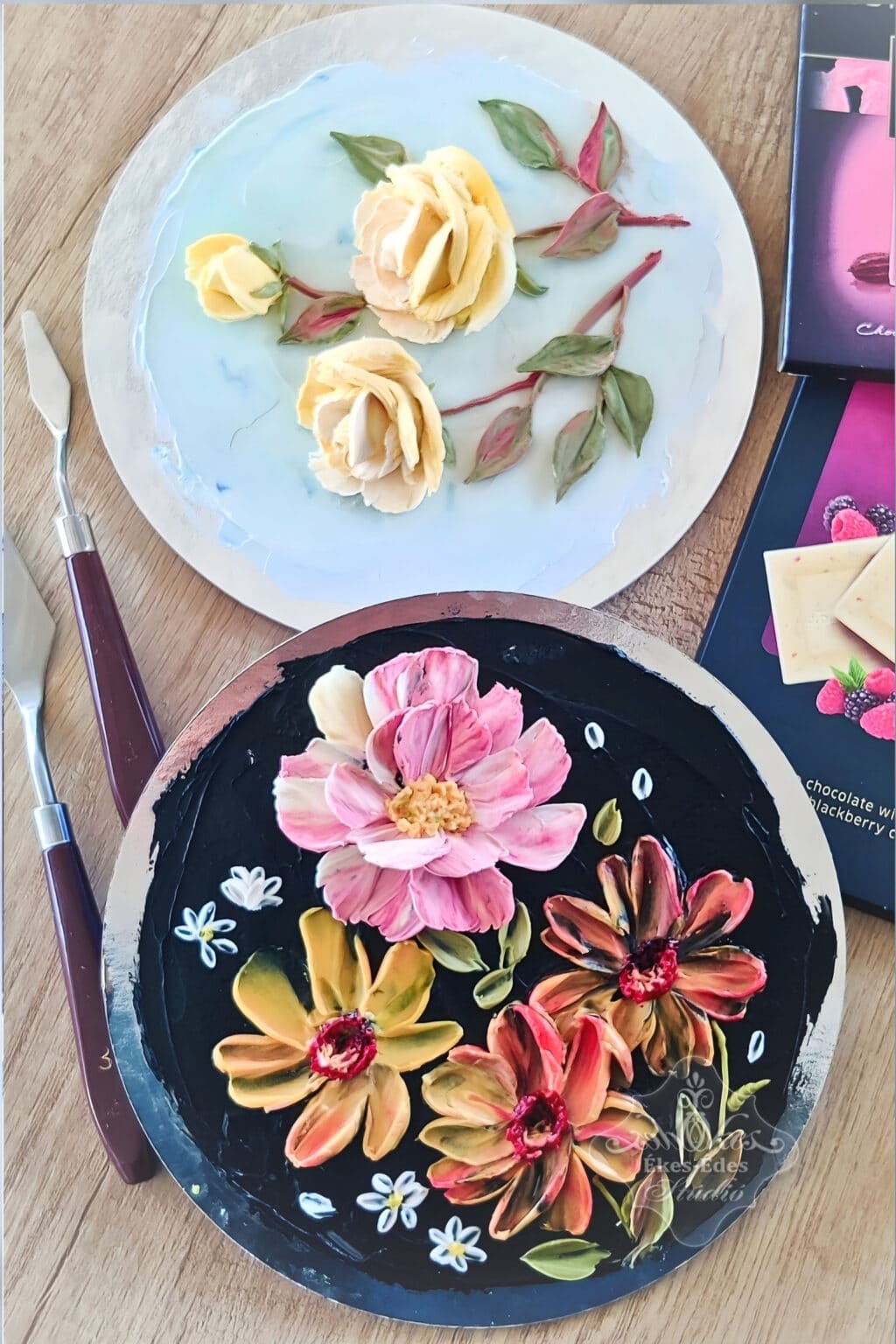 Virágokkal készült csokoládés tortadíszítés, részletes és színes virágmotívumokkal gyakorló táblákon – Ékes-Édes Stúdió, tortadíszítő tanfolyam.