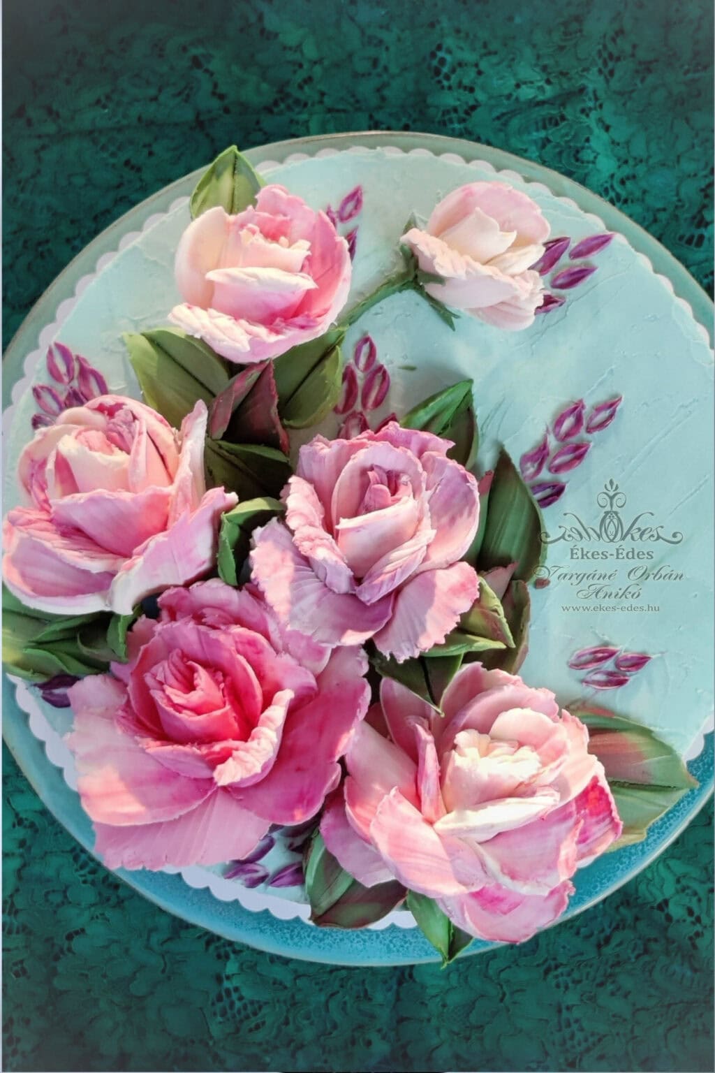 Ékes-Édes Stúdió tortadíszítés, kézzel festett gazdag csokoládé rózsaszín rózsa csokorral díszített csokoládé torta.