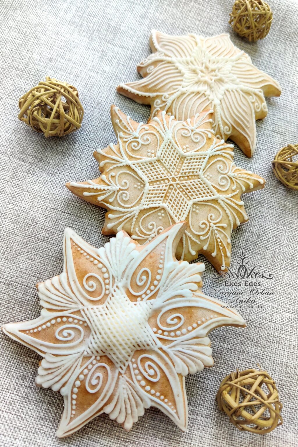 Finom vékony vonalakkal díszített mézeskalács csillagok