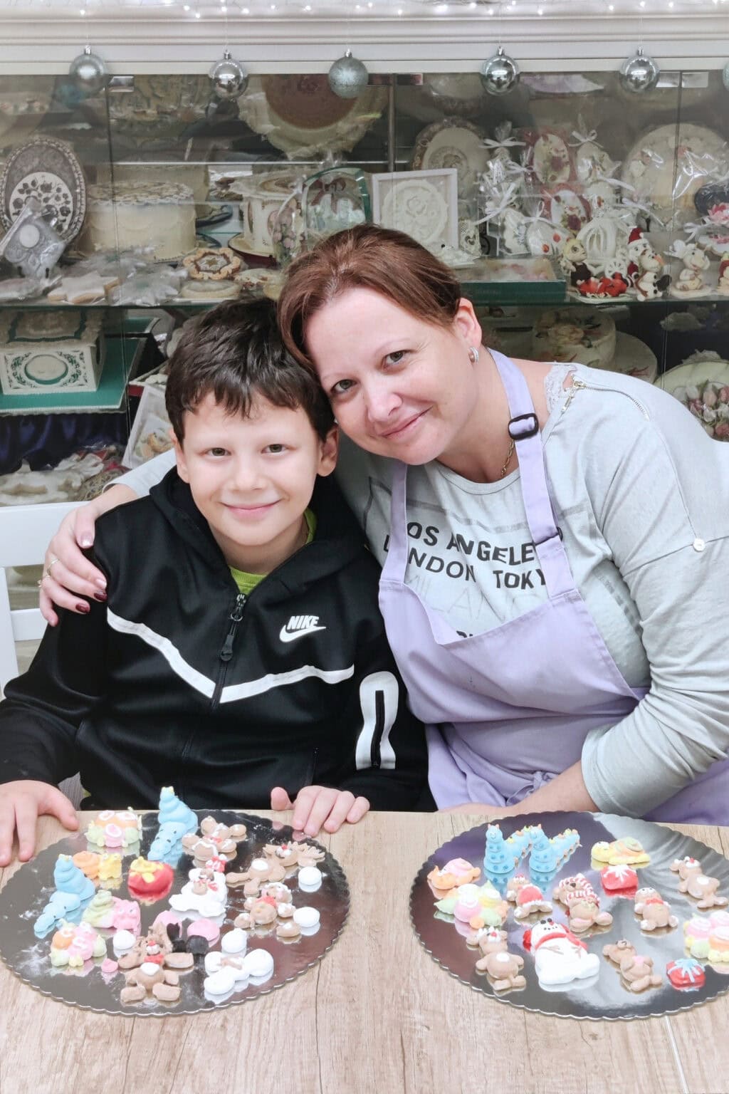 Anya és fia mosolyog és öleli egymást az Ékes-Édes Stúdió Pillecukor figurák tanfolyamán az elkészült cuki, pifi-pufi kedves alkotások felett.