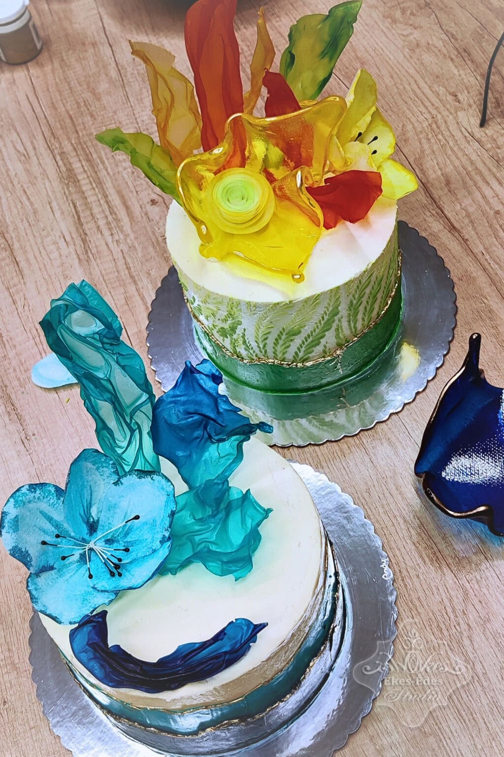 Ragyogóan színes két mentes torta feldíszítve izomalt kosárral, vitorlával, ostyavirággal, vajkrém burkolattal, szigorúan minden mentes alapanyagokból.