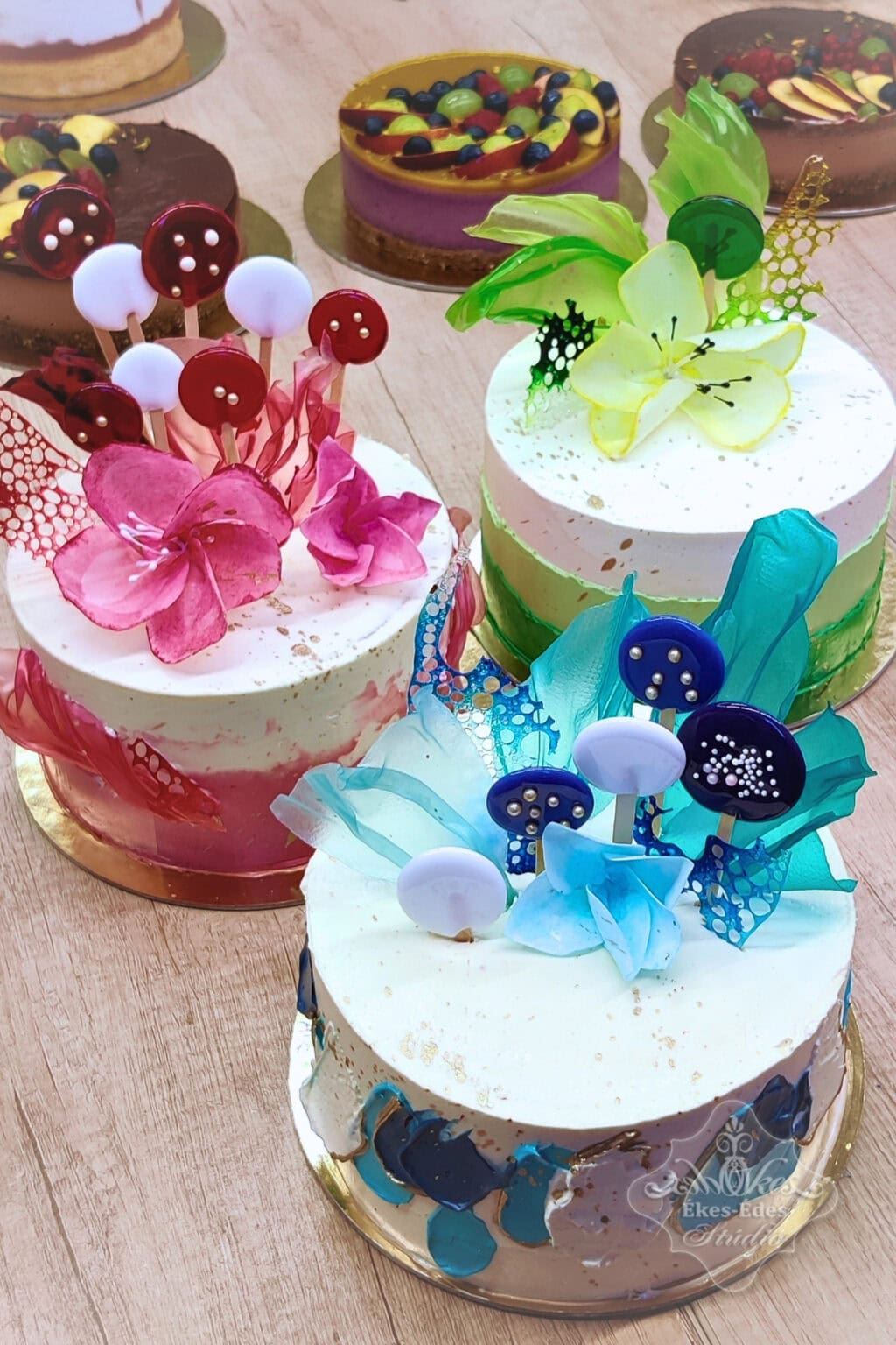 Mentes tanfolyamon készült színes vidám torták