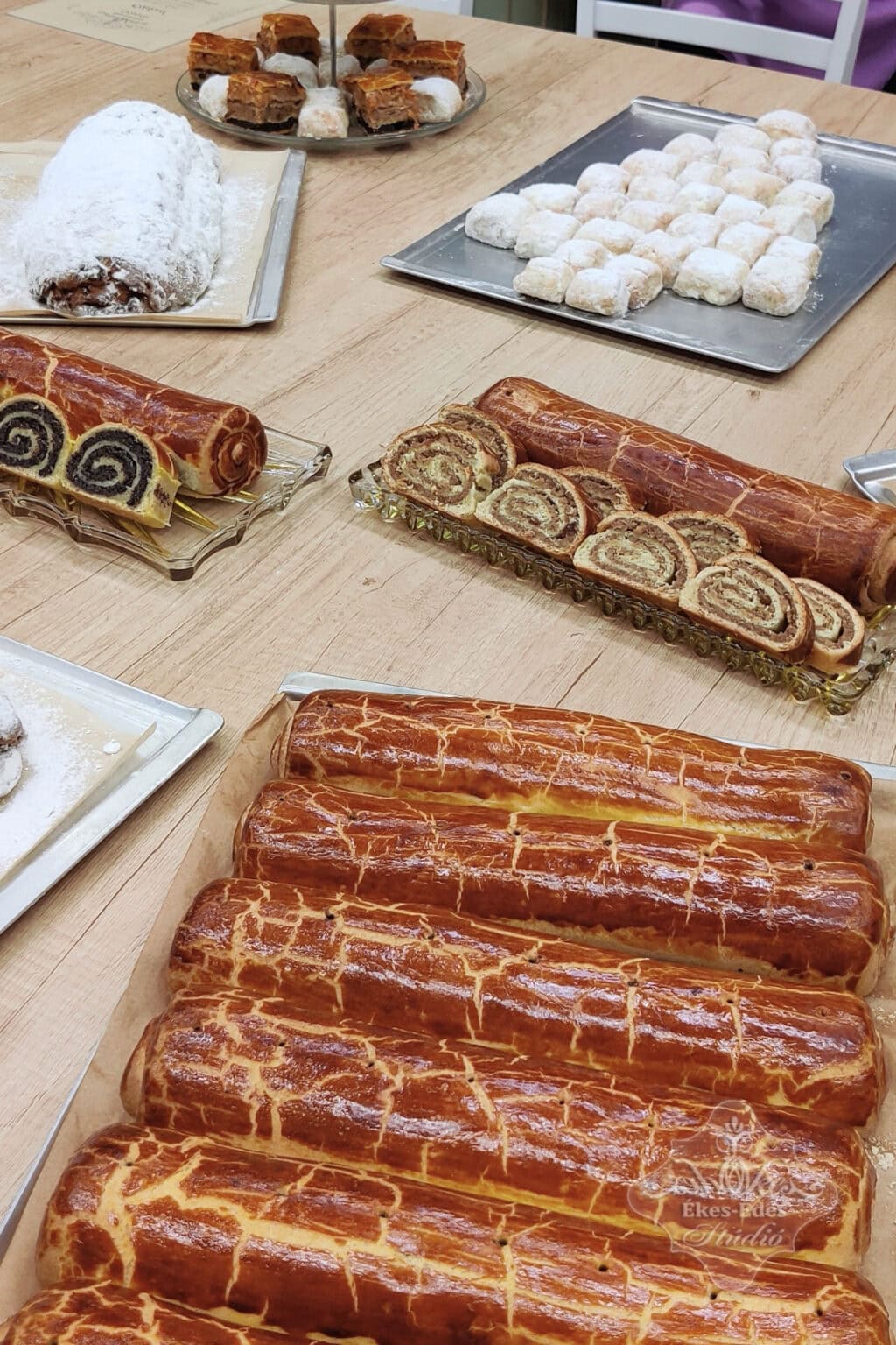 bejgli-stollen-tanfolyam-asztalon-kesz-sutemenyek