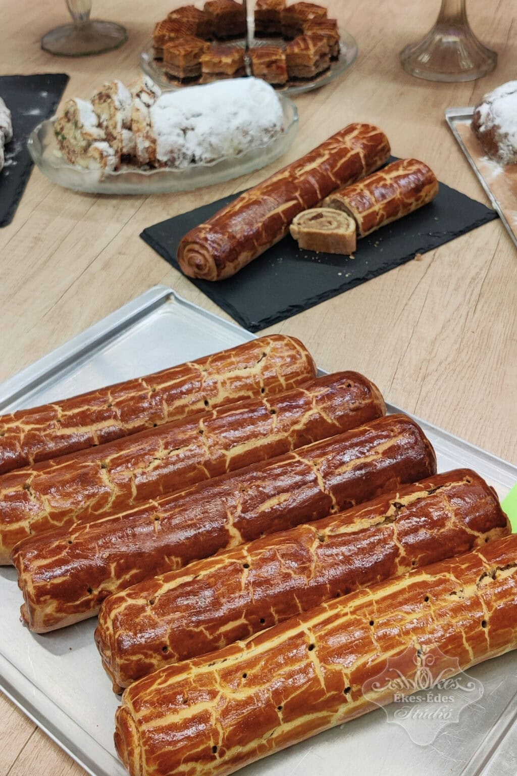 bejgli-stollen-tanfolyam-asztalon-kesz-sutemenyek-3
