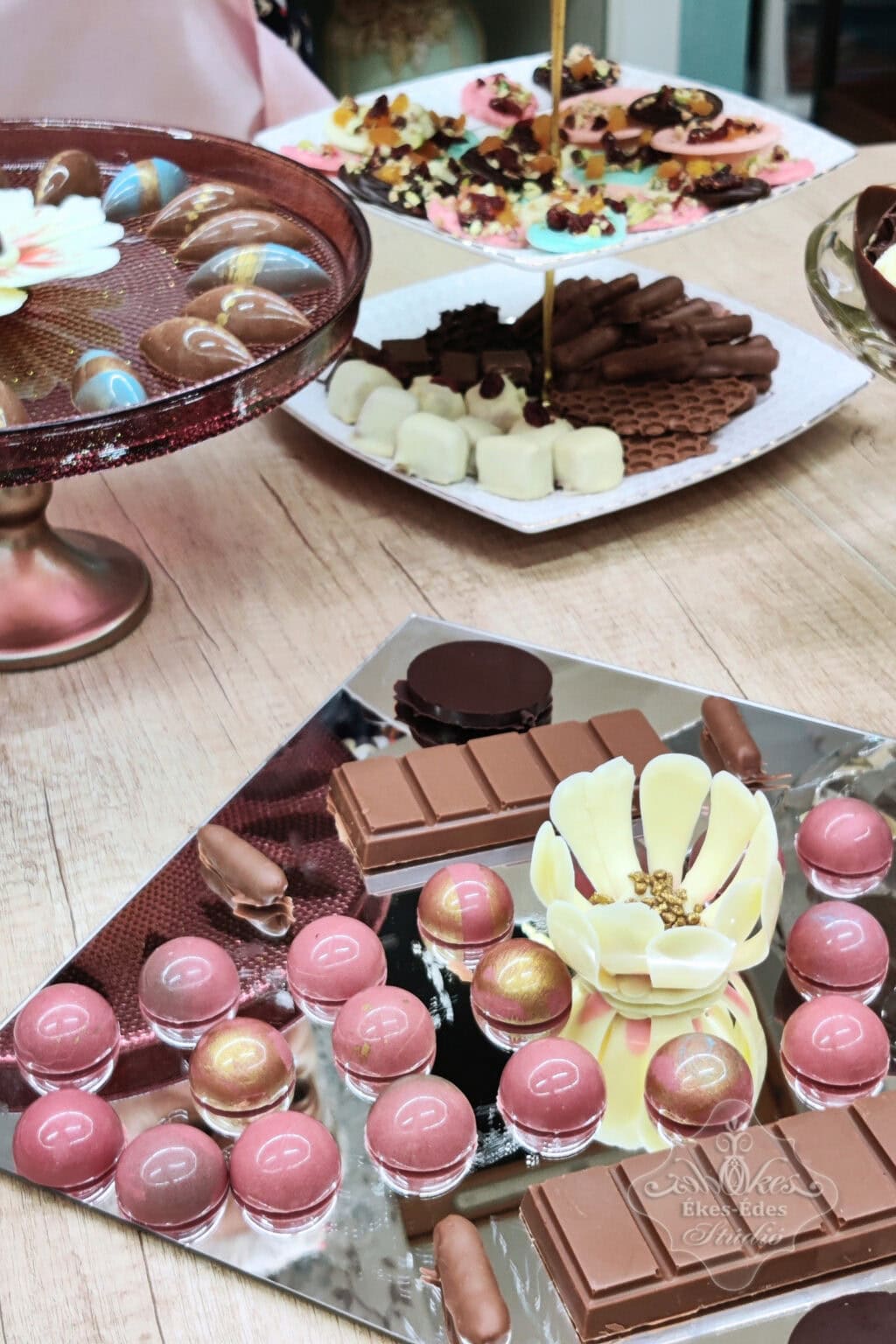 bonbon-csokoladediszek-csokolade-tanfolyam-asztalon-szervirozva