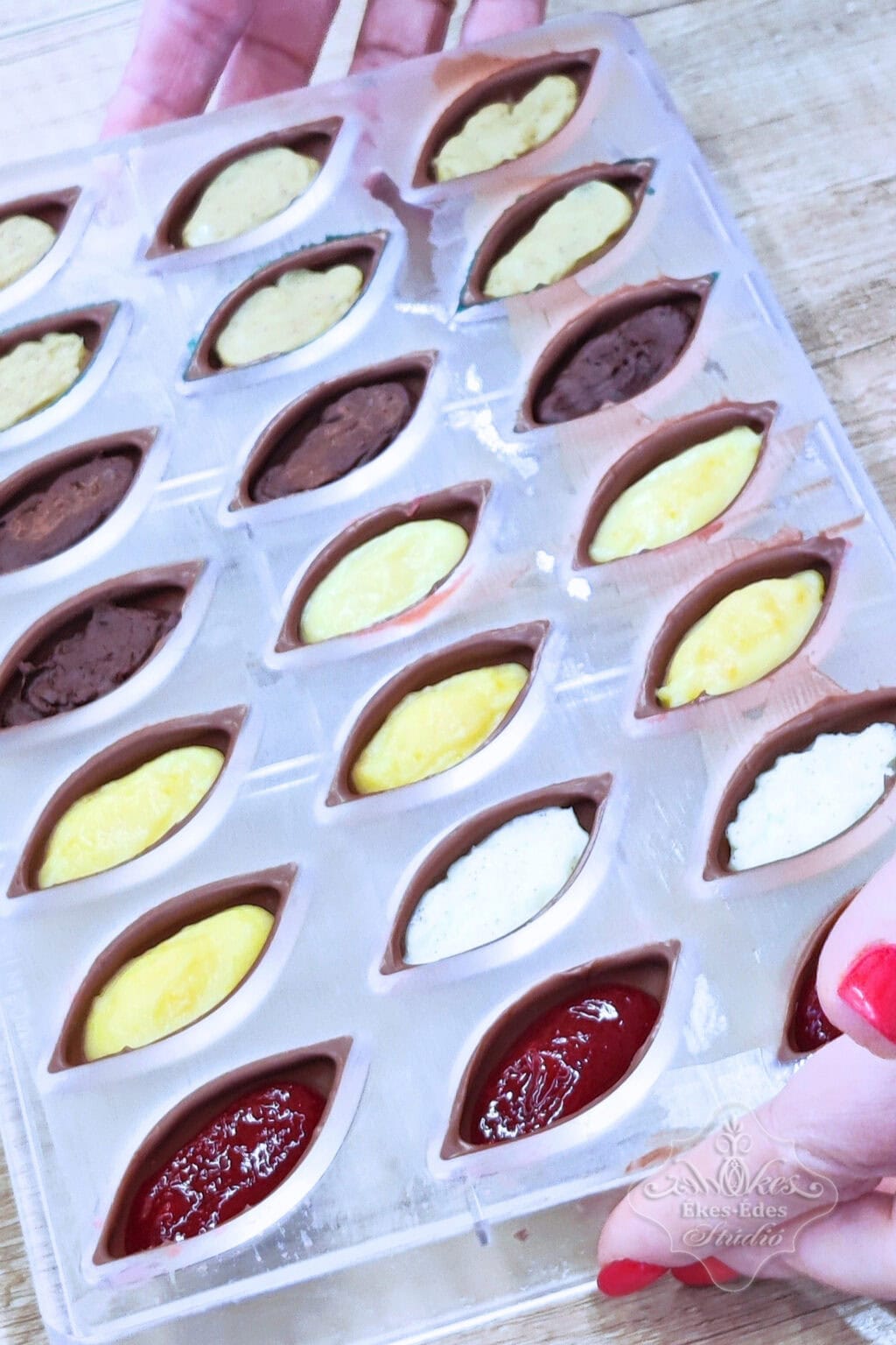 bonbon-kezmuves-csokolade-tanfolyam-bonbon-toltve