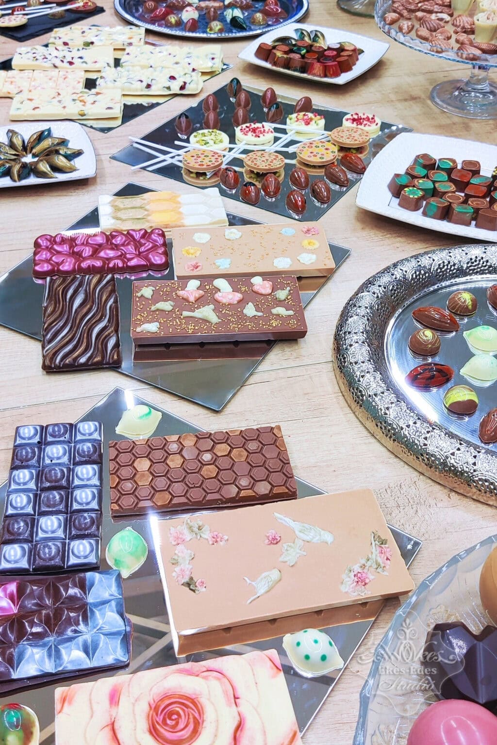 bonbon-kezmuves-csokolade-tanfolyamon-asztal