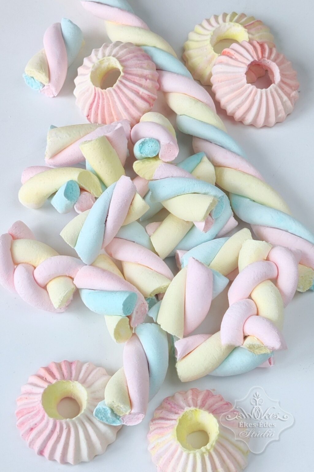 Ékes-Édes Stúdió pasztellszínekben ínycsiklandó édességek, marshmallow, azaz csavart pillecukor és dekoráció a képen szultáncsővel készült pillecukor karikák.