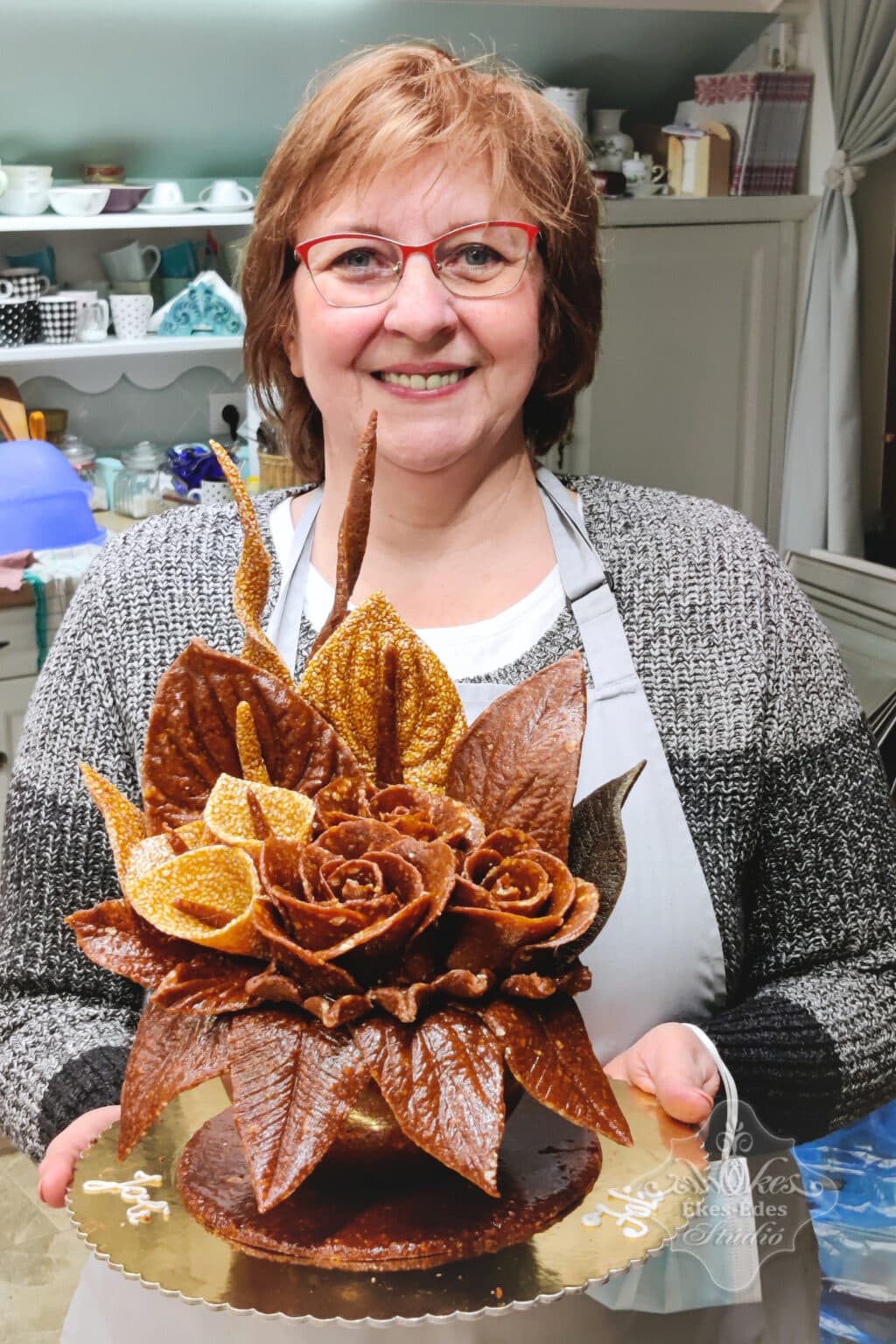 ekes-edes-studio-grillazs-tanfolyam-boldog-resztvevo-tortajaval