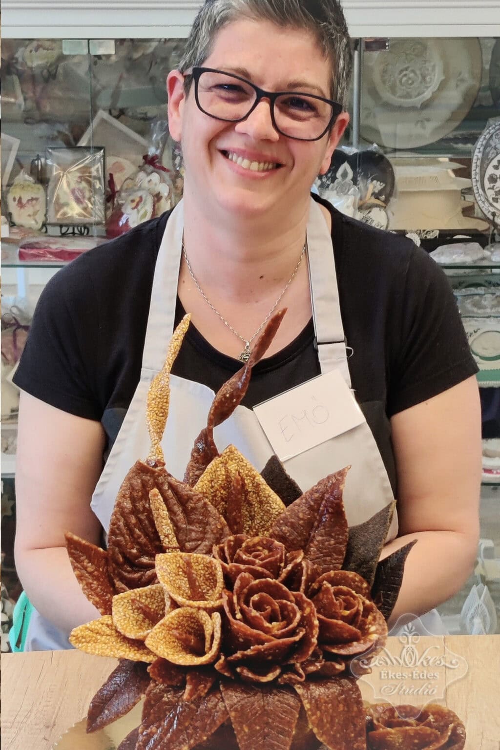 ekes-edes-studio-grillazs-tanfolyam-resztvevo-tortaval