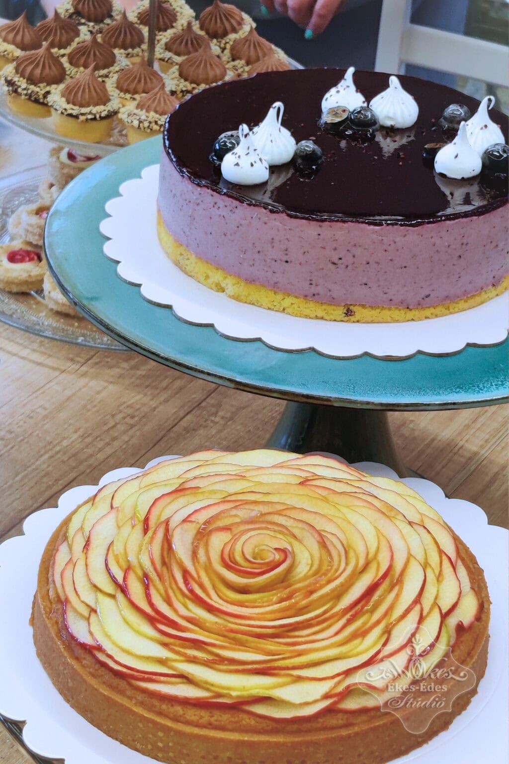 francia-desszertek-oromsutes-tanfolyam-afonya-mousse-almas-pite