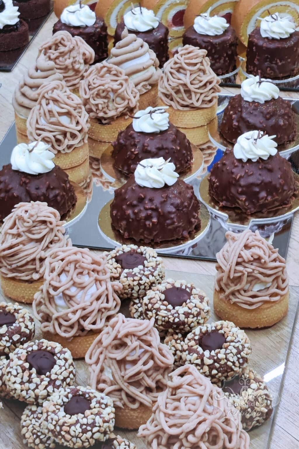 francia-desszertek-oromsutes-tanfolyam-sutemenyek-asztalon