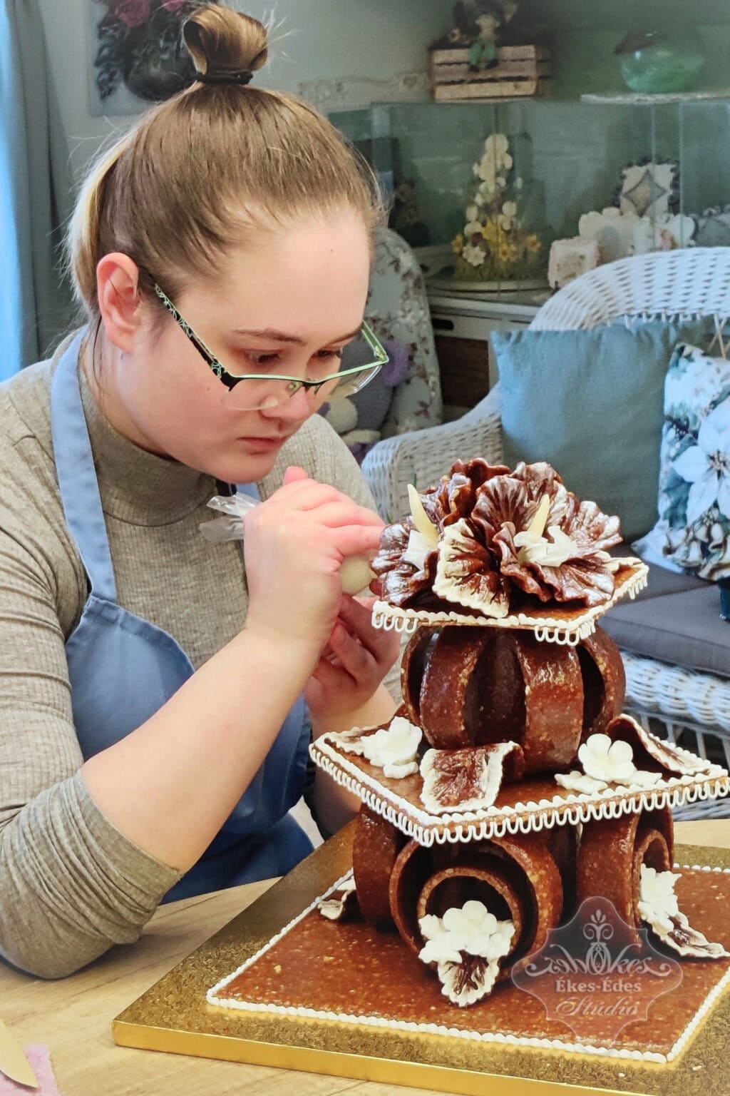 grillazs-halado-resztvevo-tortadiszites-kozben