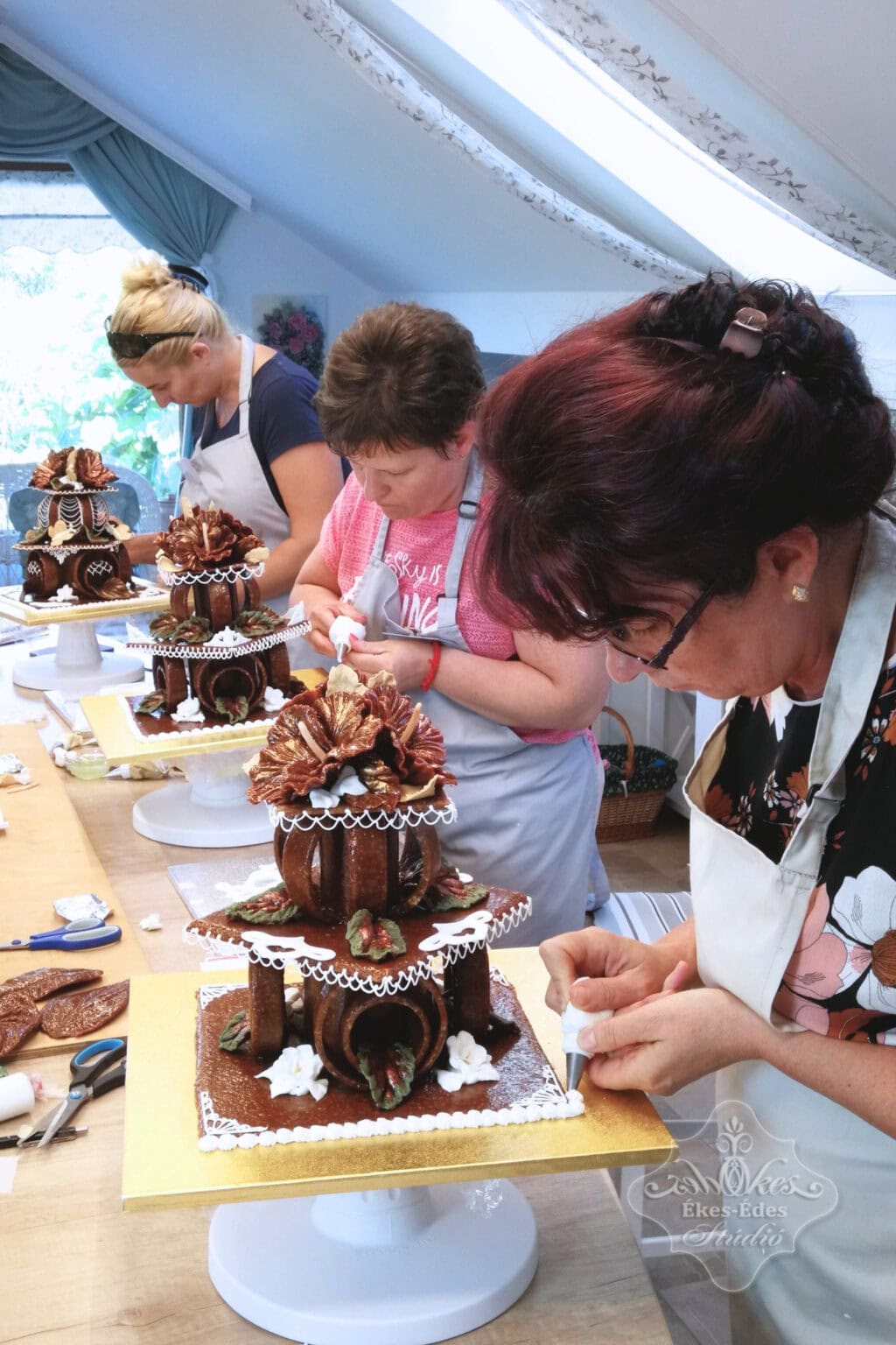 grillazs-halado-tanfolyam-tanulok-diszites-kozben