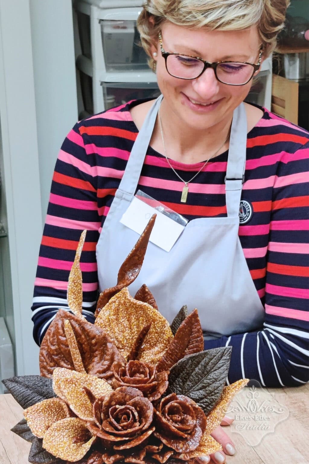 grillazs-tanfolyam-resztvevo-mosolyog-tortajara