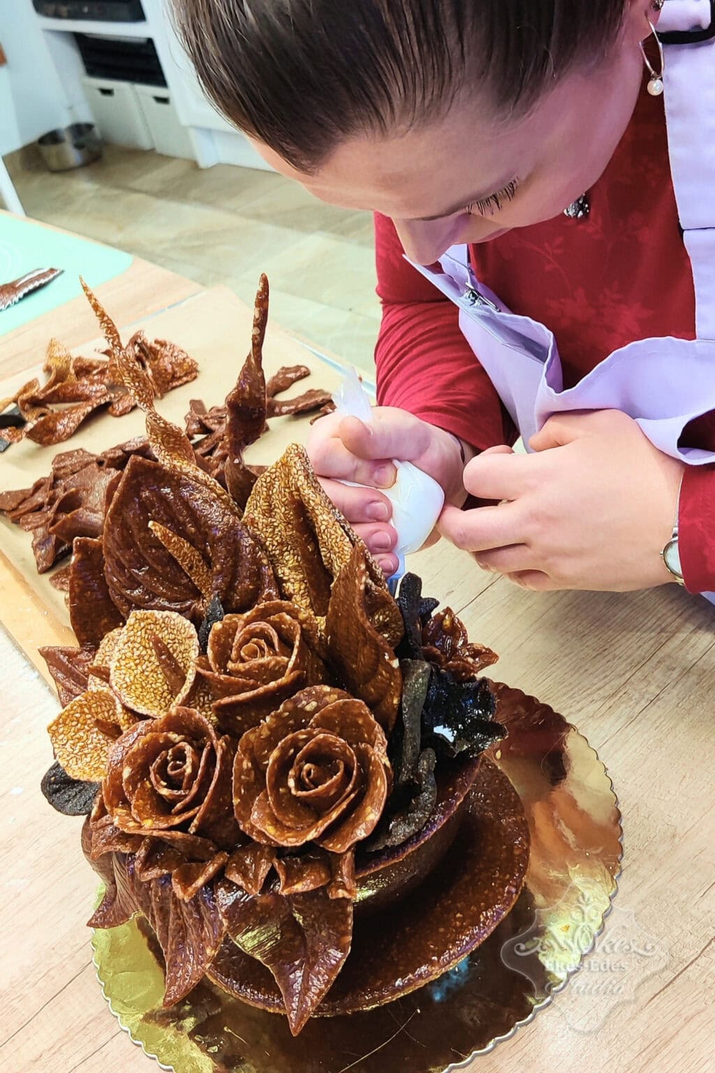 grillazs-tanfolyam-resztvevo-tortajat-disziti